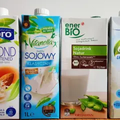 Cztery kartony mleka roślinnego: migdałowe Alpro, sojowe Vitanellax, sojowe EnerBio i sojowe Milbona.