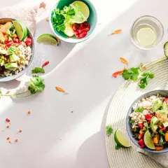 Dwie miski z ryżem, warzywami i awokado. Czy catering dietetyczny warto? Zdrowe i kolorowe dania.