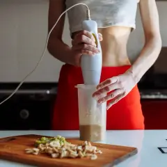 Shake proteinowy: z odżywką czy bez? Przepisy i sekrety smaku.