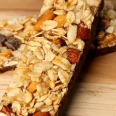 Baton proteinowy: przed czy po treningu? Ekspert radzi, kiedy to działa!