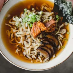 Wegetariański ramen: Przepis na umami bez mięsa Zofia Walczak