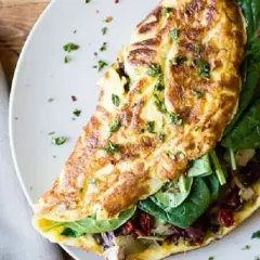 Jak zrobić dietetyczny omlet? Przepis na puszysty i fit omlet!