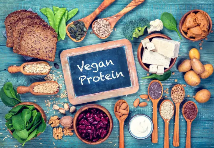 Białko roślinne: Jak zbilansować dietę wege i uniknąć niedoborów?