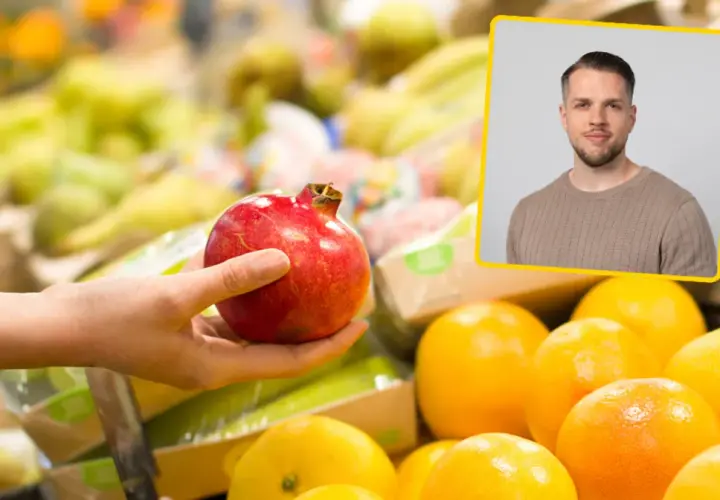 Dłoń trzymająca granat na tle owoców i wizerunku mężczyzny.