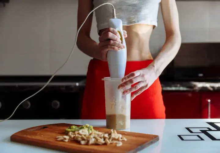 Shake proteinowy: z odżywką czy bez? Przepisy i sekrety smaku.