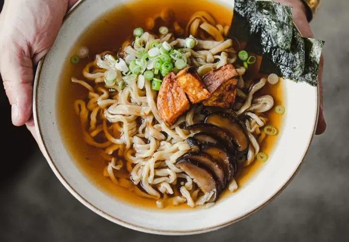 Wegetariański ramen: Przepis na umami bez mięsa Zofia Walczak