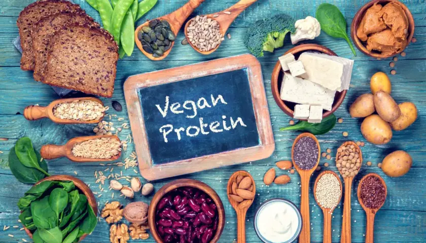 Białko roślinne: Jak zbilansować dietę wege i uniknąć niedoborów?