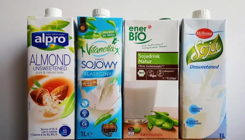 Cztery kartony mleka roślinnego: migdałowe Alpro, sojowe Vitanellax, sojowe EnerBio i sojowe Milbona.