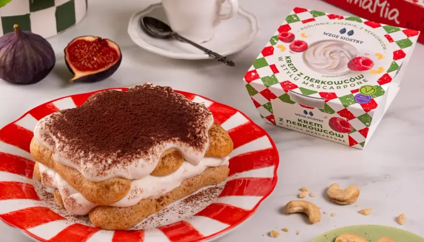 Tiramisu z kremem nerkowcowym w stylu mascarpone, obok opakowanie kremu i figi.