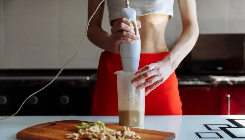 Shake proteinowy: z odżywką czy bez? Przepisy i sekrety smaku.