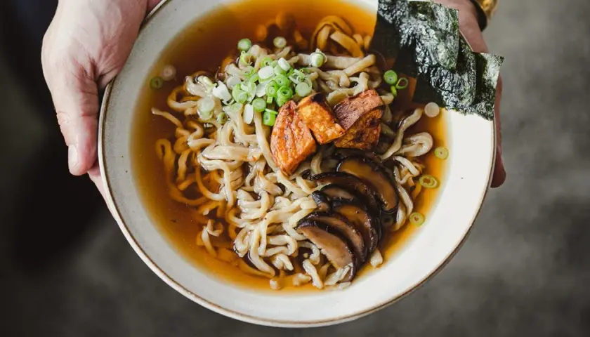 Wegetariański ramen: Przepis na umami bez mięsa Zofia Walczak