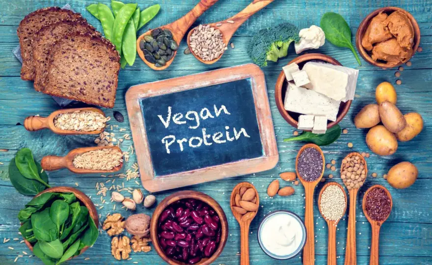 Białko roślinne: Jak zbilansować dietę wege i uniknąć niedoborów?