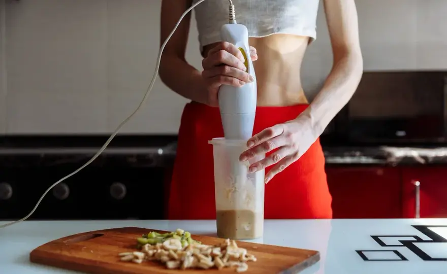 Shake proteinowy: z odżywką czy bez? Przepisy i sekrety smaku.