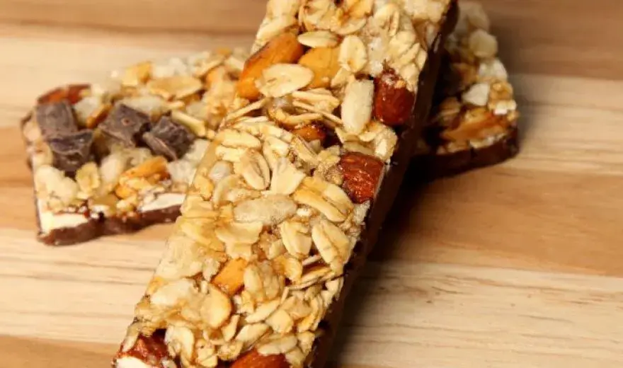 Baton proteinowy: przed czy po treningu? Ekspert radzi, kiedy to działa!