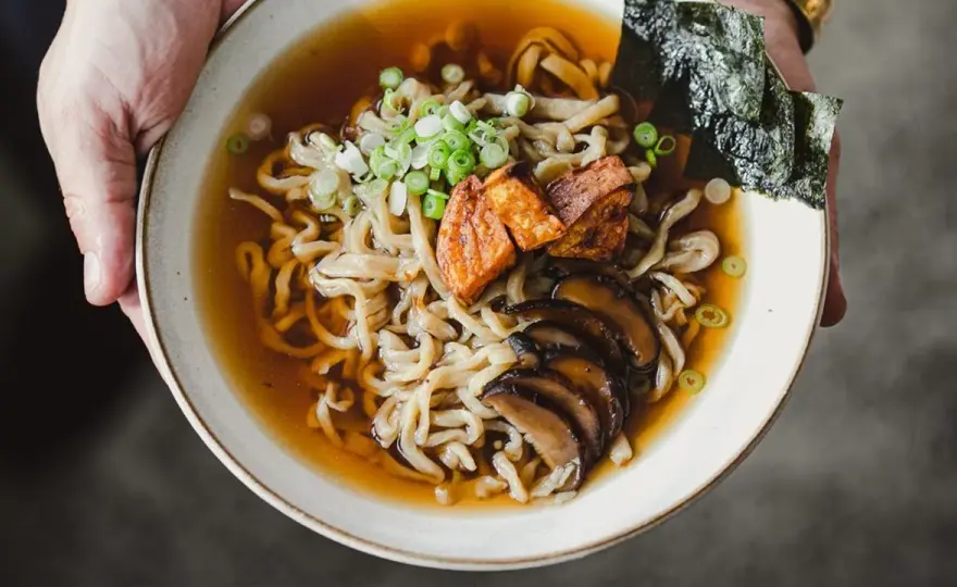 Wegetariański ramen: Przepis na umami bez mięsa Zofia Walczak