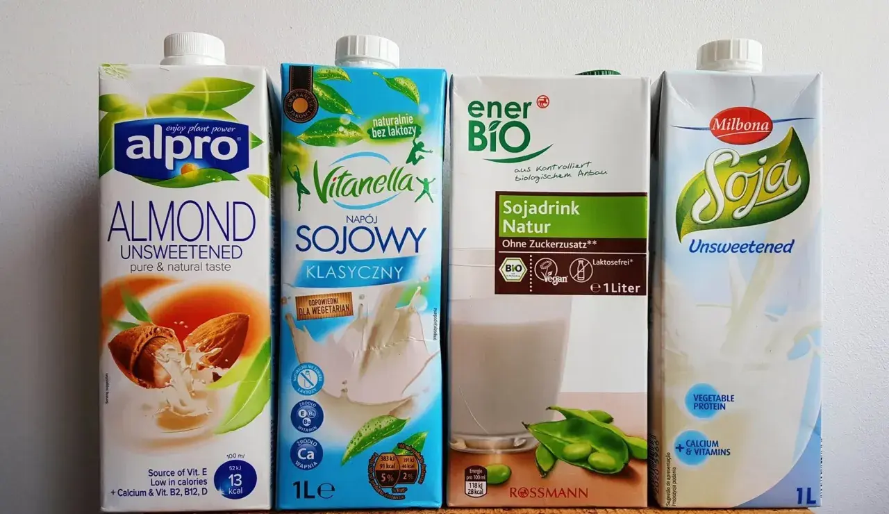 Cztery kartony mleka roślinnego: migdałowe Alpro, sojowe Vitanellax, sojowe EnerBio i sojowe Milbona.