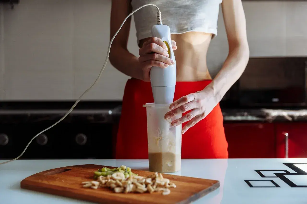 Shake proteinowy: z odżywką czy bez? Przepisy i sekrety smaku.