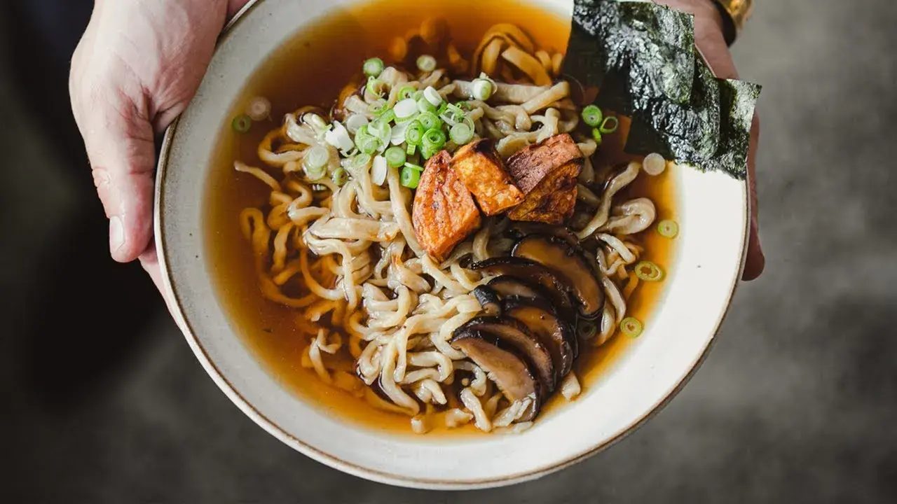 Wegetariański ramen: Przepis na umami bez mięsa Zofia Walczak