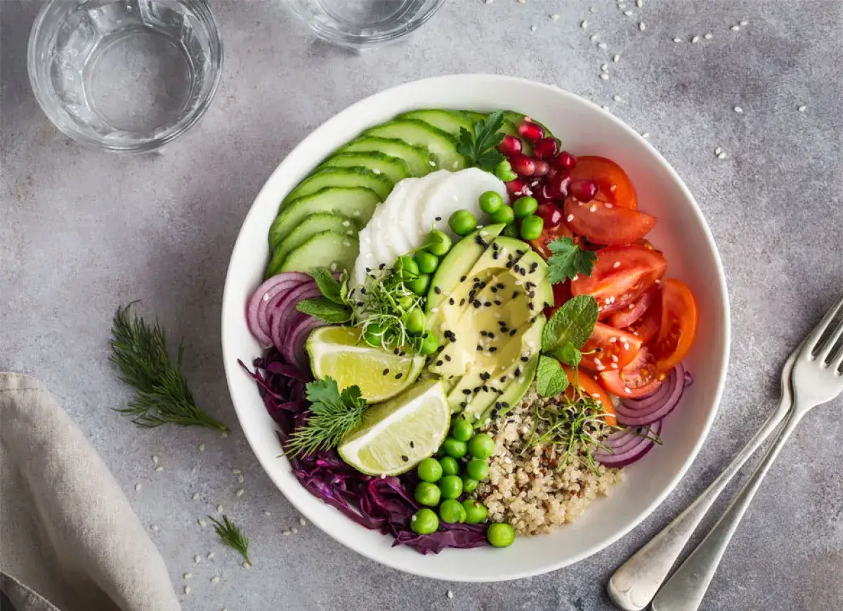 Talerz pełen r&oacute;żnorodnych roślinnych źr&oacute;deł białka, np. miska buddha bowl
