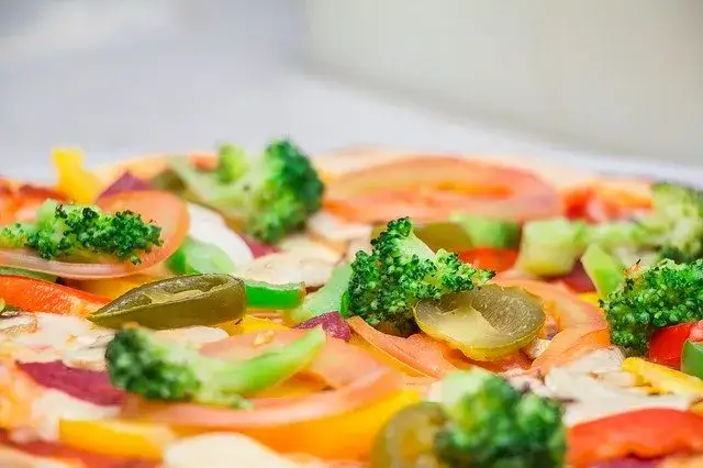 różnorodne świeże warzywa na pizzę