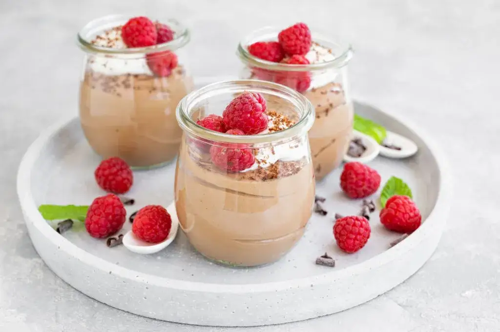 pudding proteinowy z owocami i orzechami