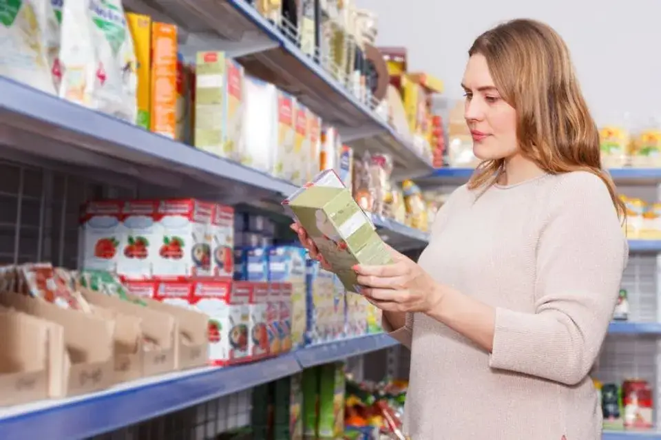 osoba czytająca etykietę produktu spożywczego