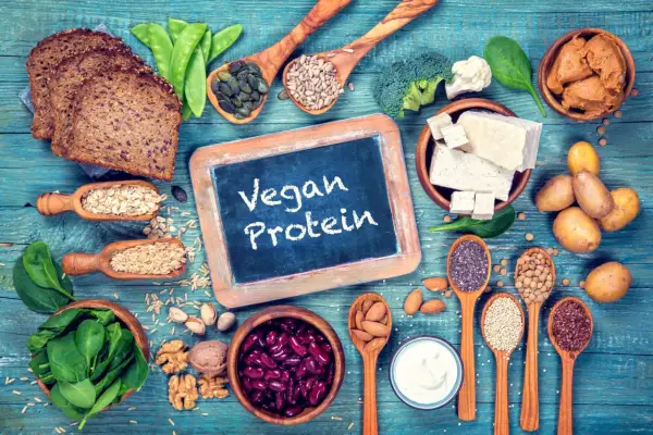 Białko roślinne: Jak zbilansować dietę wege i uniknąć niedoborów?